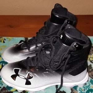 Under Armour Cleats Boys' size 3.5